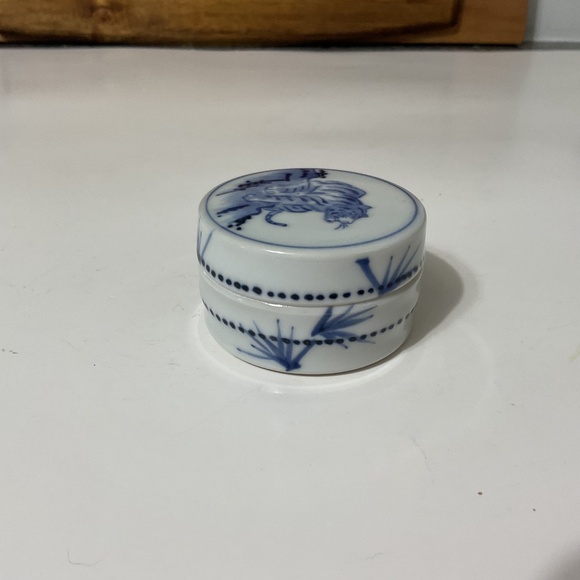 CHINESE BLUE AND WHITE Tiger Motif Circular Trinket Box Signed - Picture 3 of 5